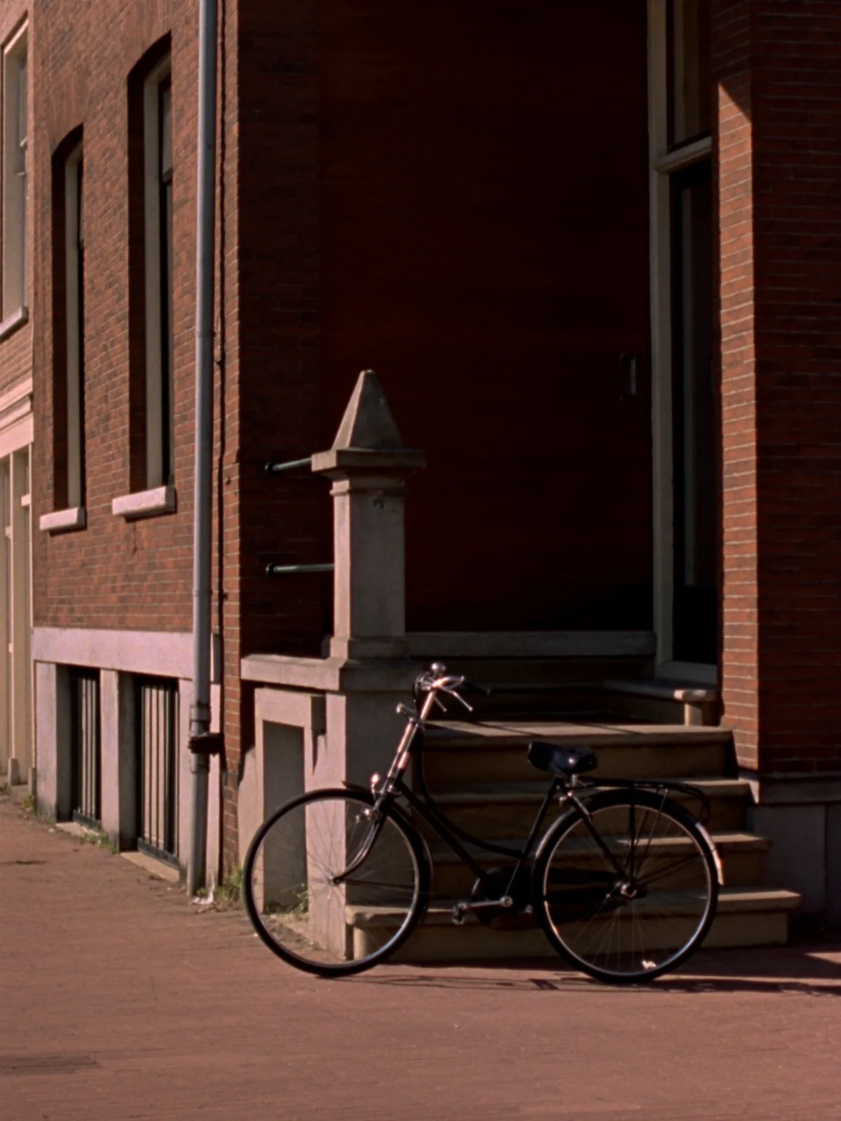 Fiets voor een portiekwoning in Amsterdam